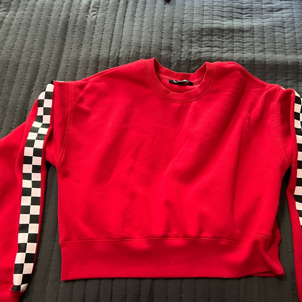RED CROP TOP SWEATER WITH BLACK AND WHITE CHECKERED PATTERN ON THE SLEEVES